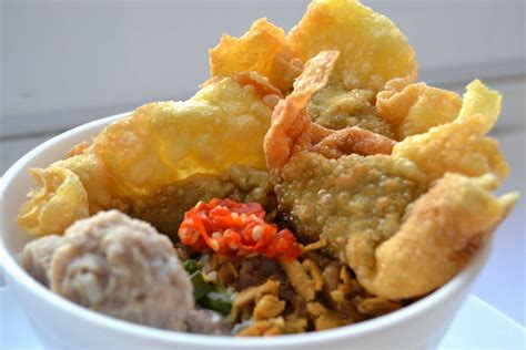 Kuliner Seputar Makassar: Resep Pangsit & Mie Ayam