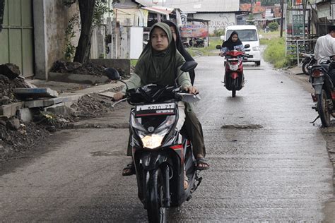 Ups Berkendara Sepeda Motor Di Jalan Raya Tanpa Helm JEJAK KATA