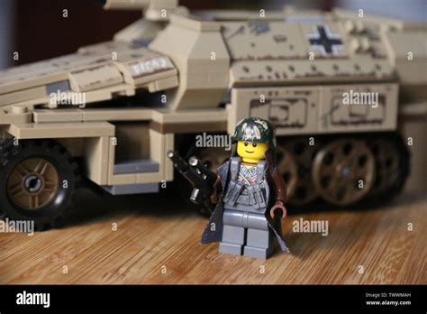 Lego Soldado Alemán De La Wwii Moc Personalizado En Un Sdkfz 251