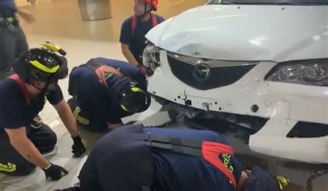 Se Queda Atrapado Con Un Coche Robado En Las Escaleras De Un Intercambiador