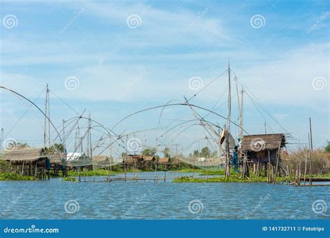 El Pueblo Del Pescador En Tailandia Con Varias Herramientas Pesqueras