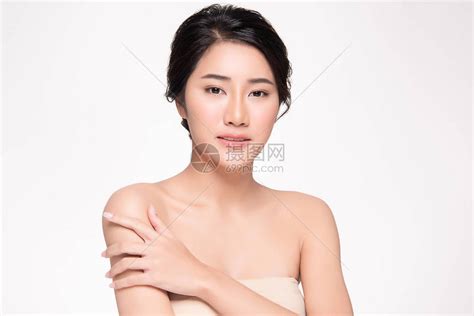 肖像美丽的年轻亚洲女人清洁新鲜裸露的皮肤概念亚洲女孩美容面部护肤和保健面部护理完美肌肤自然妆高清图片下载 正版图片506371613 摄图网