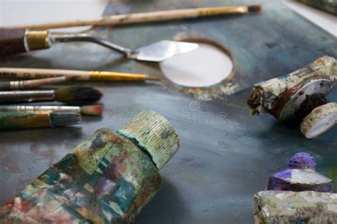 Pinturas De Aceite Brillantes En Un Tubo En Una Paleta Sucia Pinta