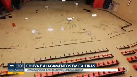 Vídeo Chuva alaga teatro municipal e fecha principal acesso à Caieiras