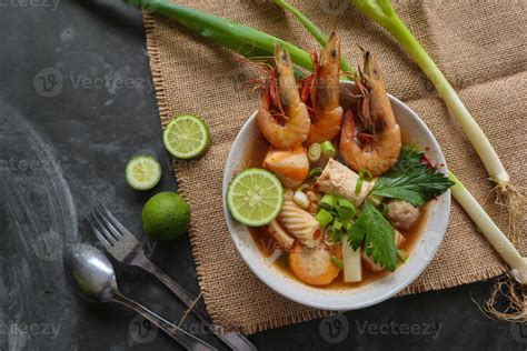 soupe tom yam originaire de thaïlande le tom yum est fait avec des