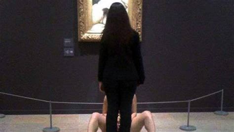 Mujer muestra su vagina en un museo de París Crees que es arte