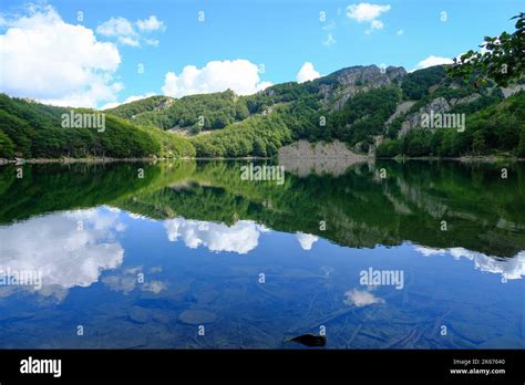 Lago Santo Lago Santo A Trav S De Las Monta As Y Bosques La