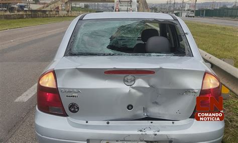 Moto Colide Na Traseira De Carro Ap S Parada Brusca E Fere Casal Na Sp