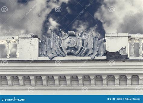 Escudo De Armas Y Banderas De La Urss De Yeso En Fachada De Edificio