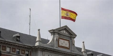 Cospedal Cree Que La Izada A Media Asta De La Bandera En Semana Santa Es Una Tradición