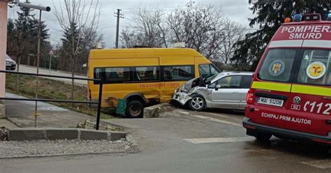 Accident Ntre Un Microbuz De Transport Copii O Ma In I O C Ru La