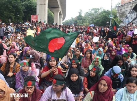 Le Bangladesh lève le couvre feu et rouvre les écoles et les entreprises