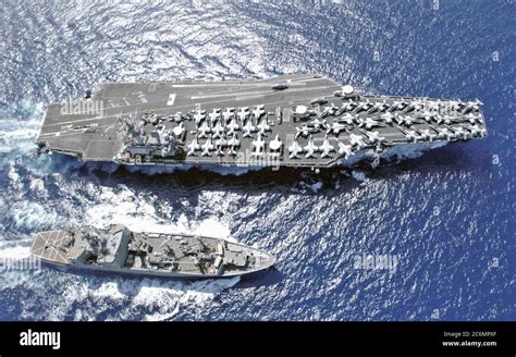 L Us Navy Porte Avions De Classe Nimitz Haut Uss Ronald Reagan Cvn