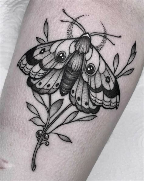 Pin by EllyVic on possíveis tattoos Moth tattoo Tattoos Simplistic