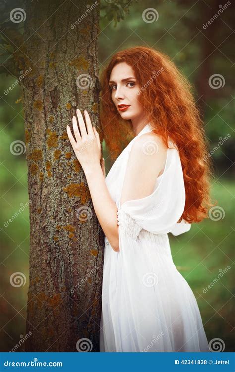 La Robe Blanche De Port De Belle Femme Rousse Tient L Arbre Proche