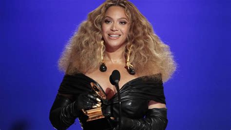 Beyonces Dress Grammys 2024 Lotta Rhiamon