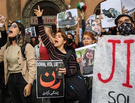 Contro le violenze in Iran e per la libertà delle donne Tantissimi alla