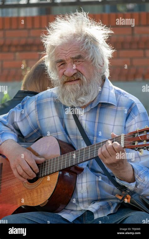 Old man playing guitar hi-res stock photography and images - Alamy