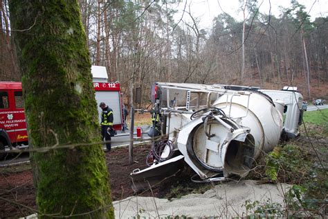 Lkw Kippt Auf Der B Um Saar Mosel News