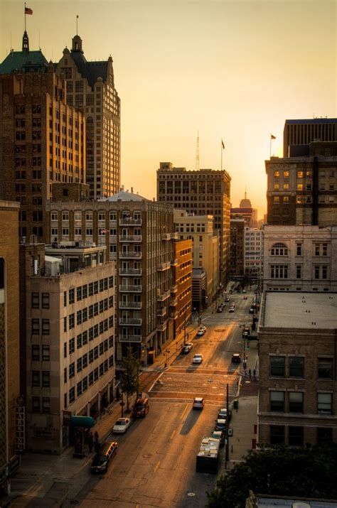 Summer Sunset On Mason Street In Milwaukee Milwaukee City Sunset