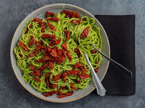 Rezept Spaghetti Mit Avocado Rucola Pesto Und Getrockneten Tomaten