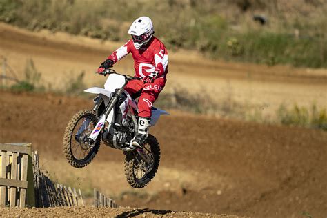 Prueba Yamaha YZ250F 2024 50 años no son nada Moto1Pro