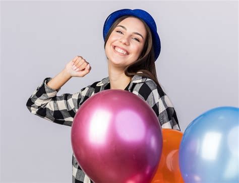 Sonriente Joven Hermosa Mujer Vistiendo Gorro De Fiesta Sosteniendo