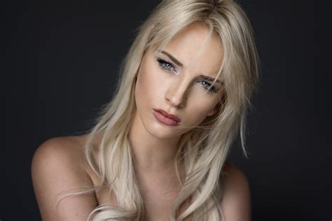 women model blonde bare shoulders face Martin Kühn Eva Mikulski