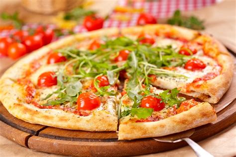 Selbstgemachte Pizza Mit Rucola Und Tomaten