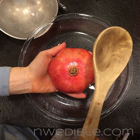 pomegranate seeds how to get out