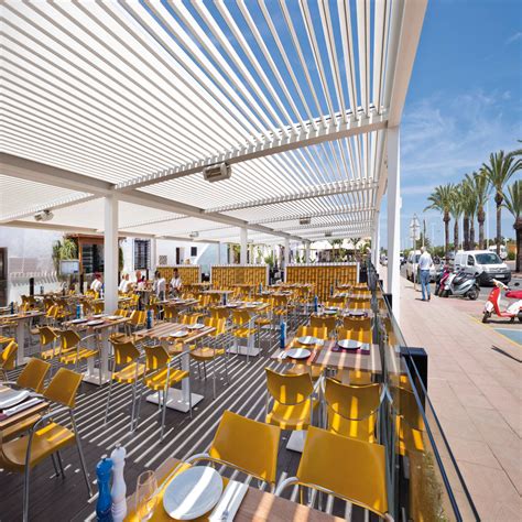 Pérgola bioclimática en terraza de restaurante mediterráneo en la