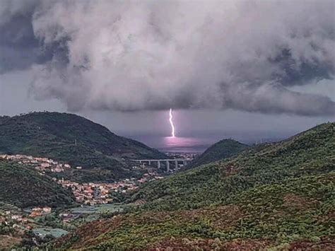 Nella Notte Tempesta Di Fulmini E Pioggia Intensa Sul Mare Allerta