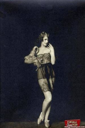 Old Porn Beautiful Sexy Vintage Women Posi XXX Dessert Picture