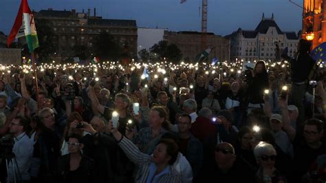 Ungarn Tausende Demonstrieren In Budapest Gegen Viktor Orb N Der Spiegel