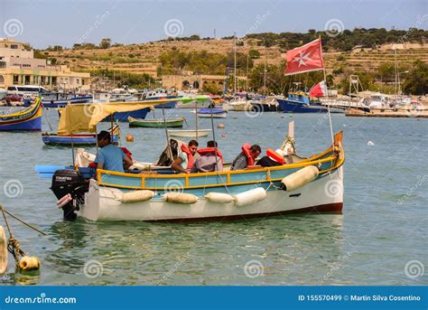 Barcos Coloridos Observados Tradicionales Luzzu En El Puerto Del Pueblo