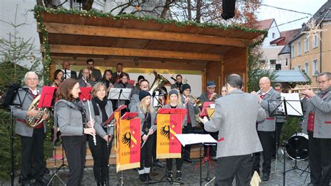 Der heiß ersehnte Weihnachtsmarkt auf dem Kirchplatz lockte schon bei