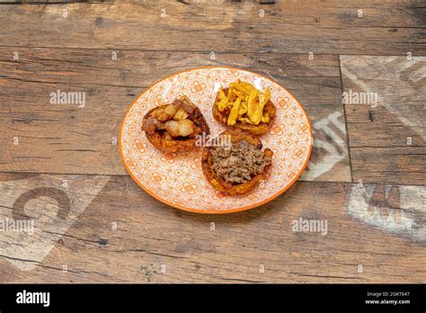 Patacon Surtido Venezolano Con Chicharrones Carne De Pollo Y Carne