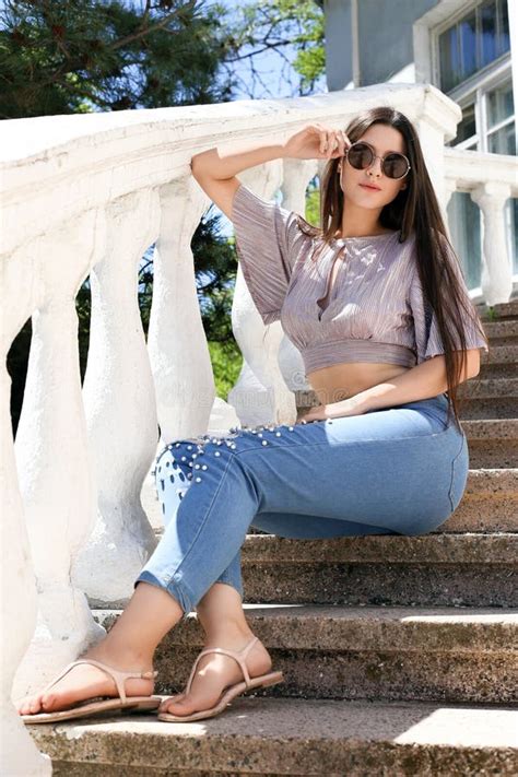 Portrait D Une Jeune Brunette Aux Cheveux Luxueux Dans Le Miroir Photo Stock Image Du Propre