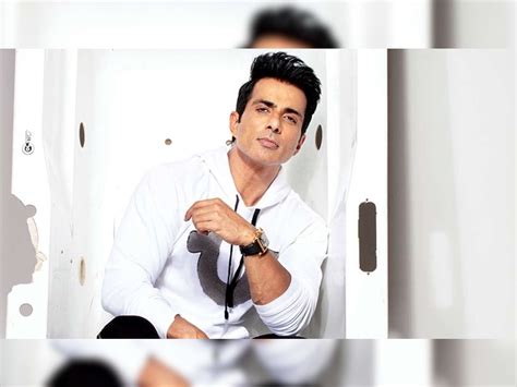 Viral Sonu Sood Rescues 19 Year Old Boy From Fatal Accident Watch