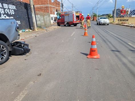 Motociclista morre após bater na traseira de caminhonete parada na rua