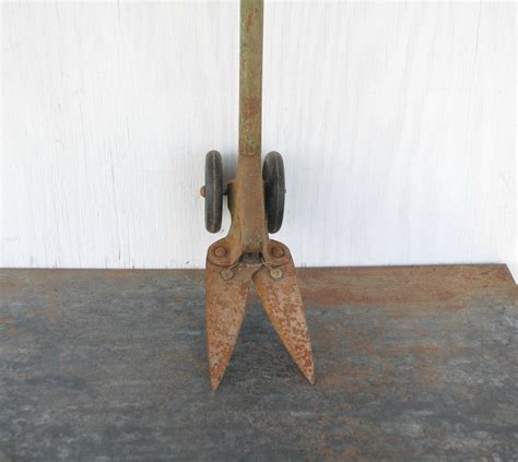 Vintage Grass Shears On Wheels Doo Klip Made In Alliance Ohio