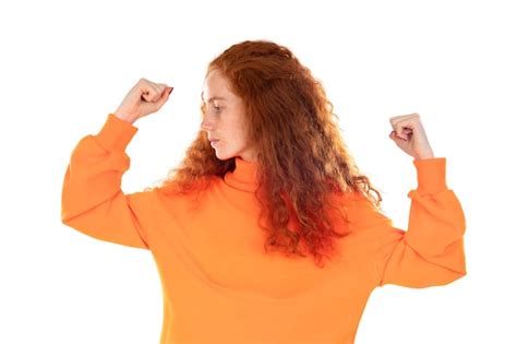 Sorridente Jovem Ruiva Vestindo Su Ter Laranja Sobre Fundo Branco