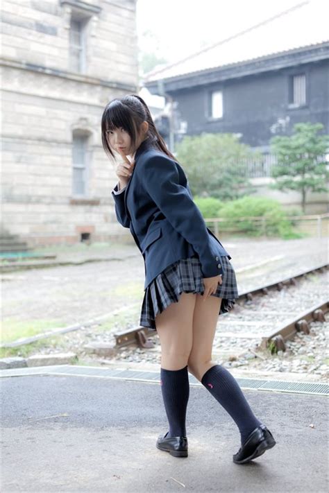 コスプレイヤー えなこさんの制服から伸びるムッチリ太ももが最高な女子校生コスプレ画像 ｜ コスプレエロ画像の虜