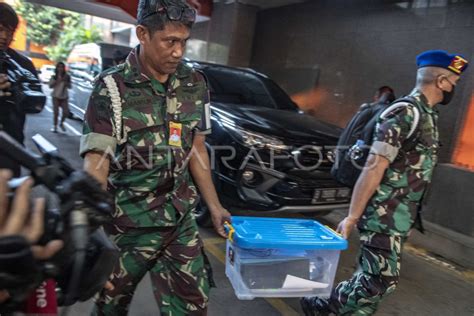 Puspom Tni Kpk Bawa Kontainer Dan Koper Usai Geledah Kantor Basarnas