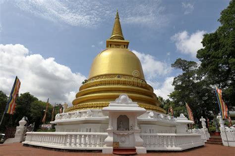 Templo De Oro De Dambulla En Sri Lanka Foto De Archivo Editorial