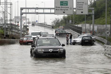 Graves Inundaciones En Serbia Y Bosnia En Serbia Dos Personas Han Mu