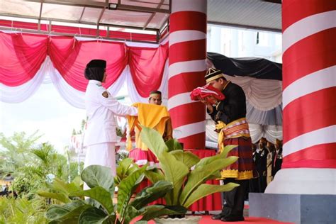 Bupati Dompu Pimpin Upacara Pengibaran Bendera Peringatan Hut