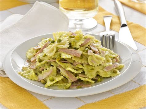 Ricetta Farfalle Con Pesto Di Pistacchi E Mortadella Donna Moderna