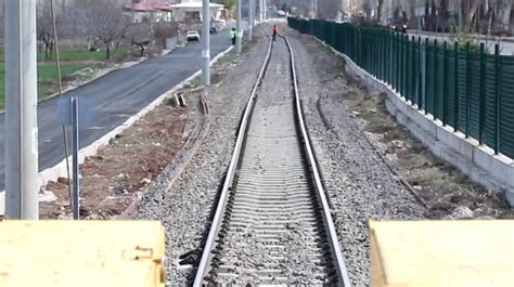 Depremin etkisiyle hasar gören tren rayları onarılıyor