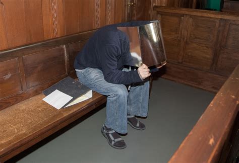 Mutter stellte Bruder ihre drei Töchter für Sex zur Verfügung B Z